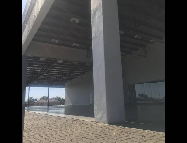 3,050M² SHOWROOM TO LET IN WATERVAL EAST